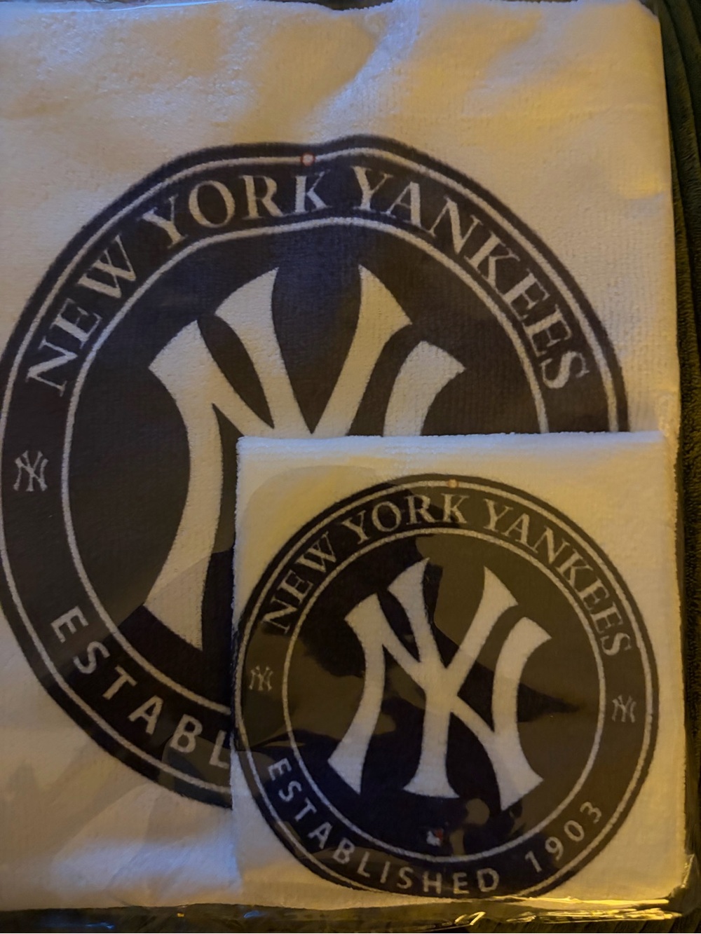 New York Yankees Logo Towel - White & Navy, NEW